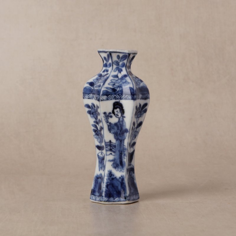 清康熙 青花仕女圖六角小瓶 | Santos Collection | A small Chinese blue and white 'lady' hexagonal vase, Qing dynasty, Kangxi period - 图3