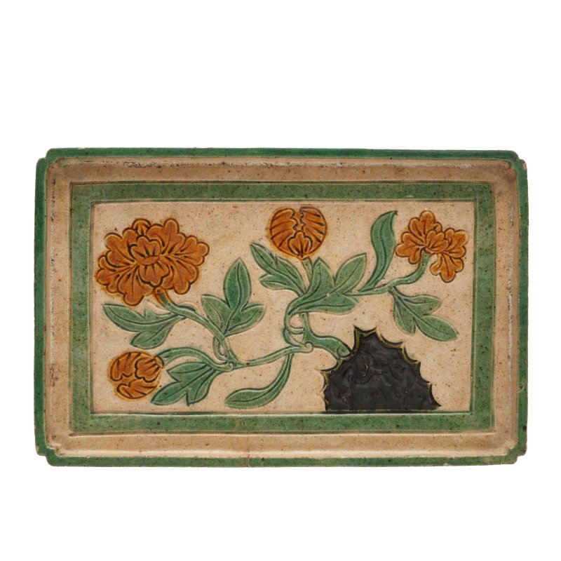 金至明 三彩牡丹紋托盤 | A Chinese sancai-glazed 'peonies' tray, Jin-Ming dynasty - 图1