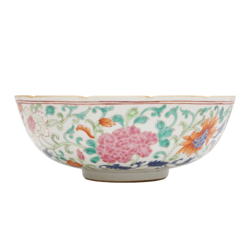 清十九世紀 粉彩纏枝花卉紋盌 | A Chinese famille-rose 'floral' bowl, 19th century