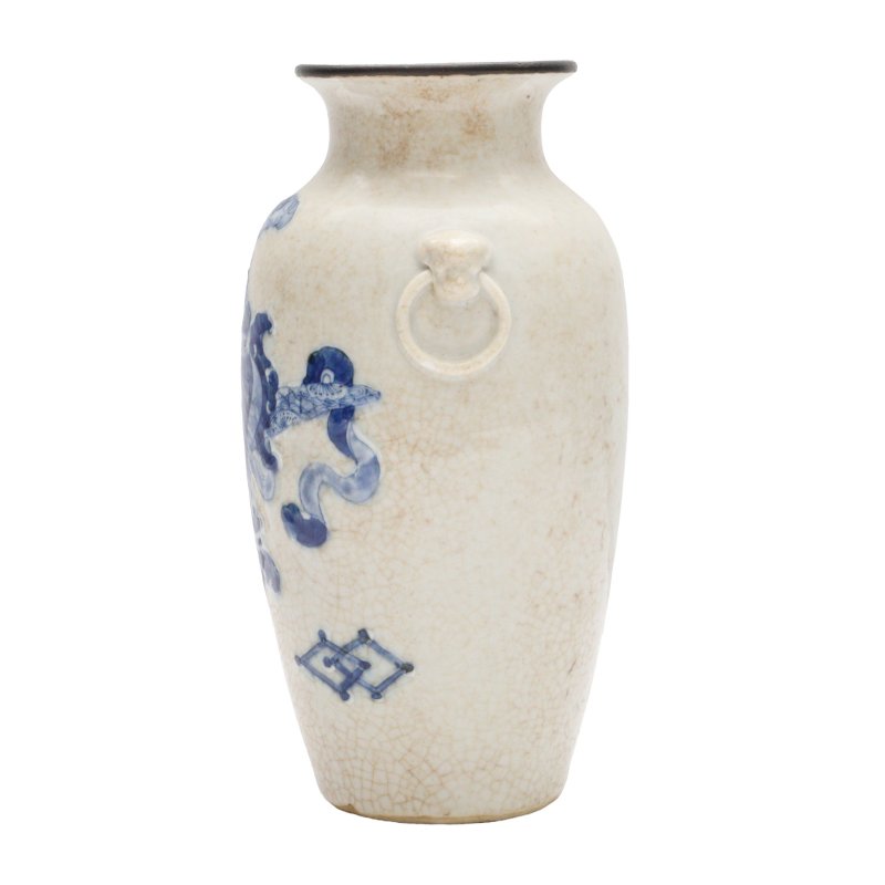清十九世紀 青花哥釉博古圖瓶 《雍正年製》款 | A Chinese blue and white crackle-glazed vase, Qing dynasty, 19th century - 图2