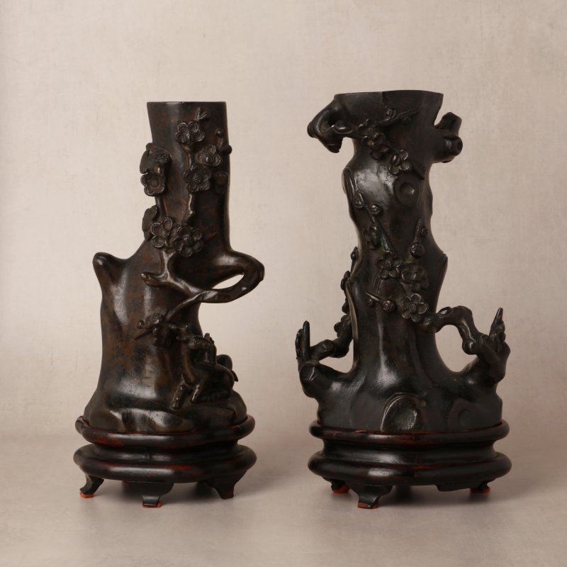 明末至清初 十七世紀 銅臘梅紋瓶一對 | A pair of Chinese bronze 'prunus' vases, late Ming-early Qing dynasty, 17th century