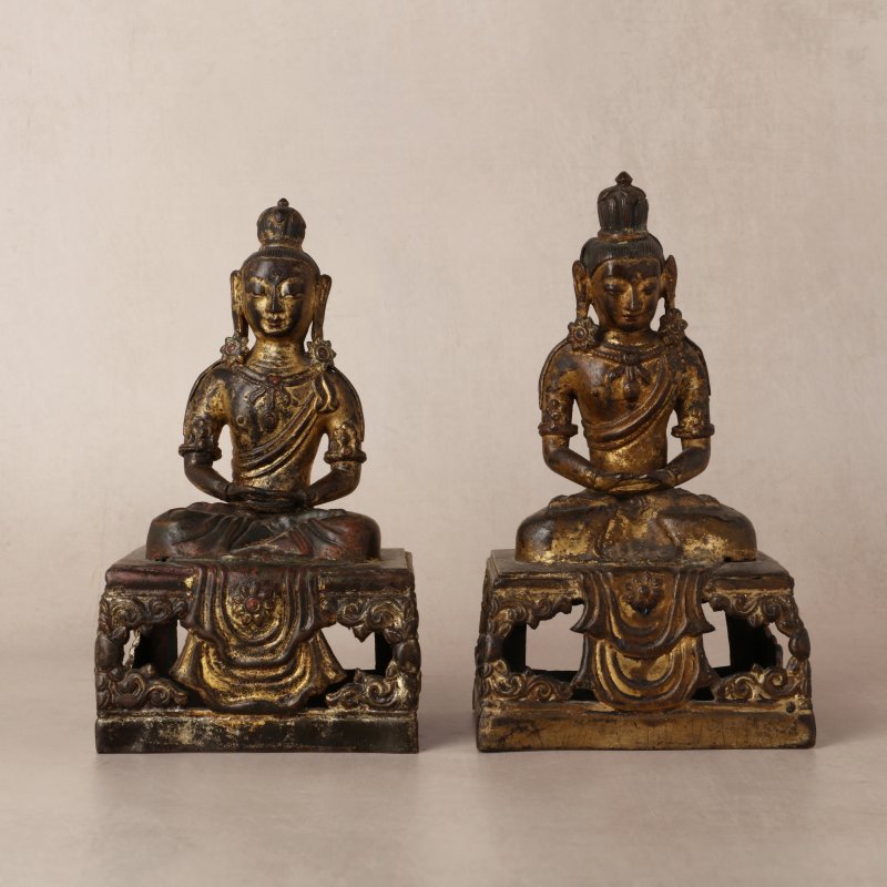 清乾隆 銅鎏金無量壽佛坐像一對 | Two Chinese gilt-copper-alloy figures of Amitayus, Qing dynasty, Qianlong period