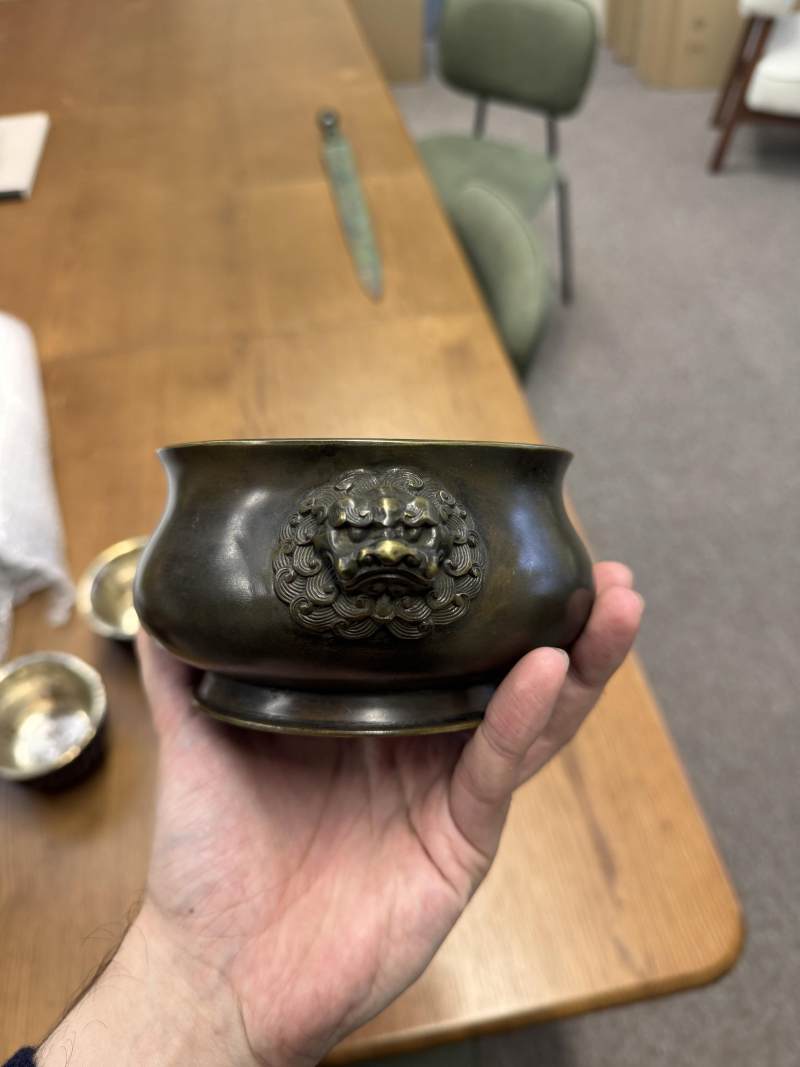 清十八至十九世紀 銅獅耳爐 《許氏聖威家藏》款 | A Chinese bronze bombé censer, Qing dynasty, 18th-19th century - 图2