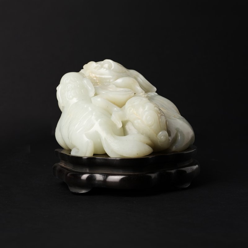清十九世紀 青白玉太獅少獅擺件 | A large Chinese pale-celadon jade 'Buddhist lions' carving, Qing dynasty, 19th century - 图17