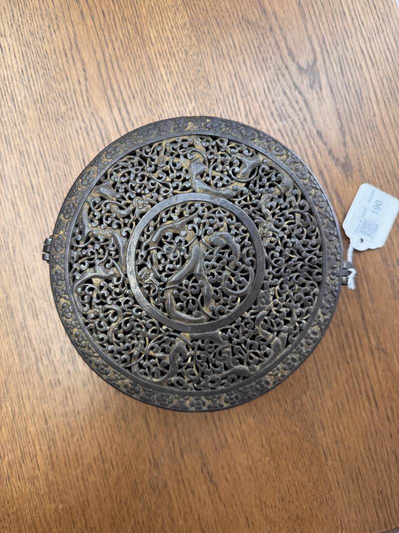 十五/十六世紀 西藏東部德格 鐵鋄金鏤空龍紋蓋盒 | A rare Tibetan gilt-damascened iron bowl box and cover, Derge, Eastern Tibet, 15th/16th century - 图26