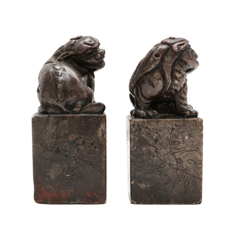 清 壽山石雙獅鈕印章一對 | A matched pair of Chinese soapstone 'lion' seals, Qing dynasty - 图4