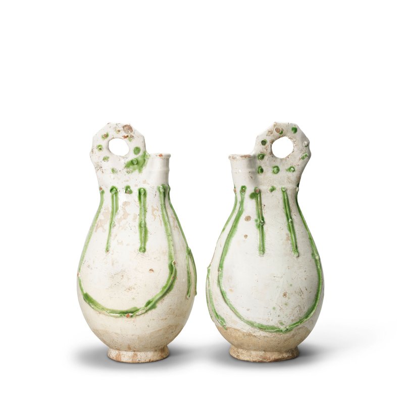 遼 白釉綠彩雞冠壺一對 | A PAIR OF WHITE-GLAZED FLASKS