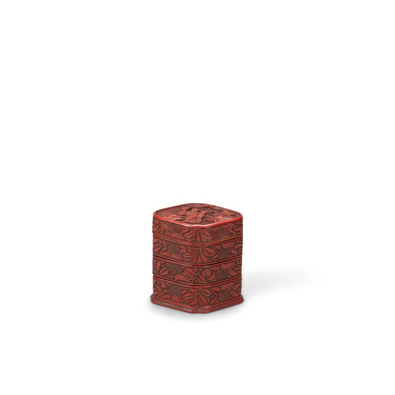 十六/十七世紀 剔紅高士童子圖三層蓋盒 | A SMALL CARVED CINNABAR LACQUER 'FIGURAL' THREE-TIER BOX AND COVER - 图1