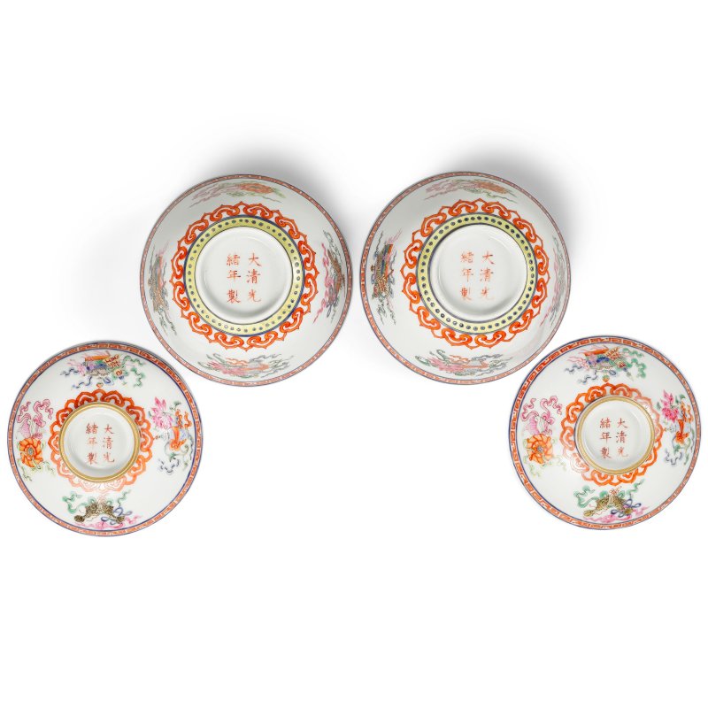 清光緒 礬紅粉彩描金八吉祥紋蓋碗一對 | A PAIR OF FAMILLE-ROSE 'BAJIXIANG' CUPS AND COVERS - 图6