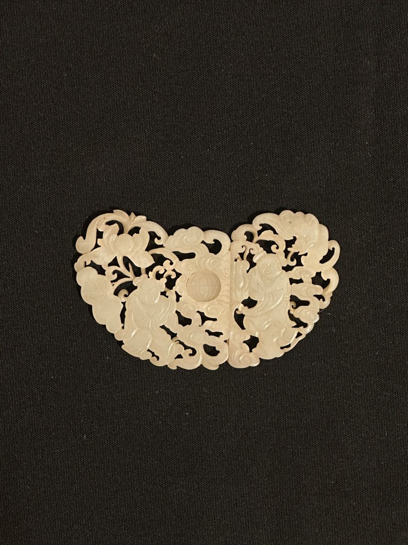 晚清 鏤雕白玉⌈和合二仙⌋帶扣 | A RETICULATED WHITE JADE TWO-PART 'HEHE ERXIAN' BELT PLAQUE - 图7