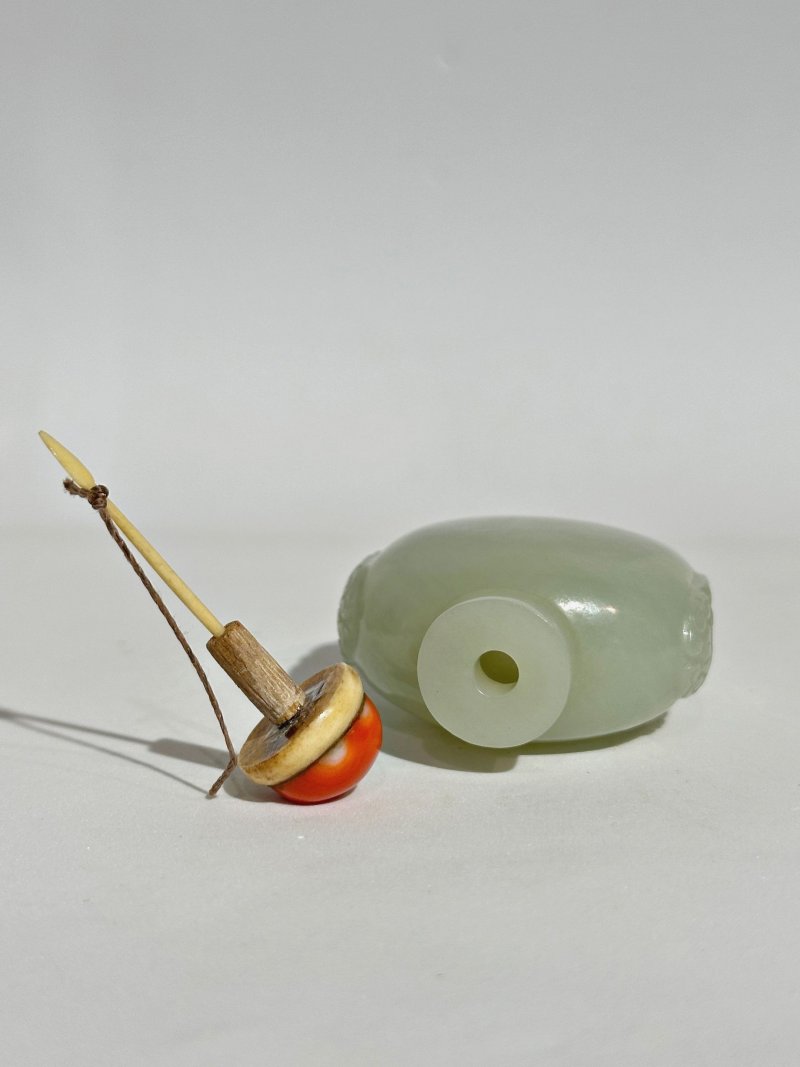 清十九世紀 青玉鋪首銜環鼻煙壺、珊瑚蓋 | A GREEN JADE SNUFF BOTTLE - 图4