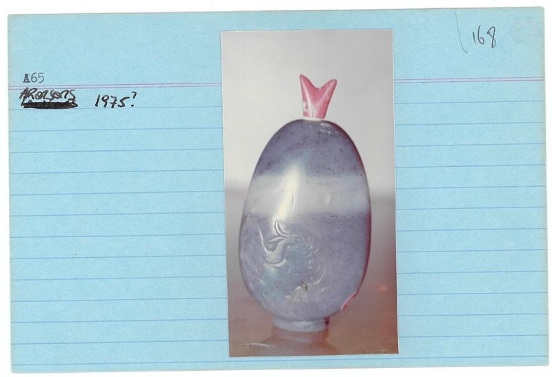 清十九世紀 黑白玉卵龍紋鼻煙壺 | A BLACK AND WHITE JADE PEBBLE 'DRAGON' SNUFF BOTTLE - 图11