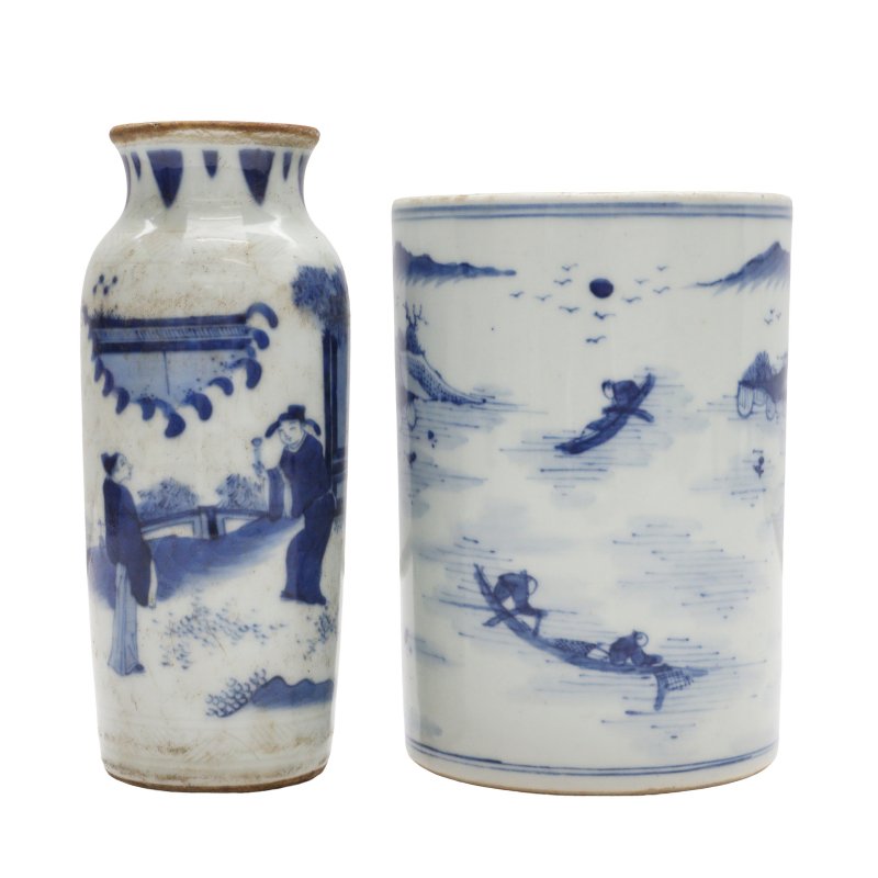 十九/二十世紀 青花人物故事圖瓶 及 青花山水圖筆筒 一組兩件 | A Chinese blue and white vase together with a brush pot, 19th/20th century - 图3