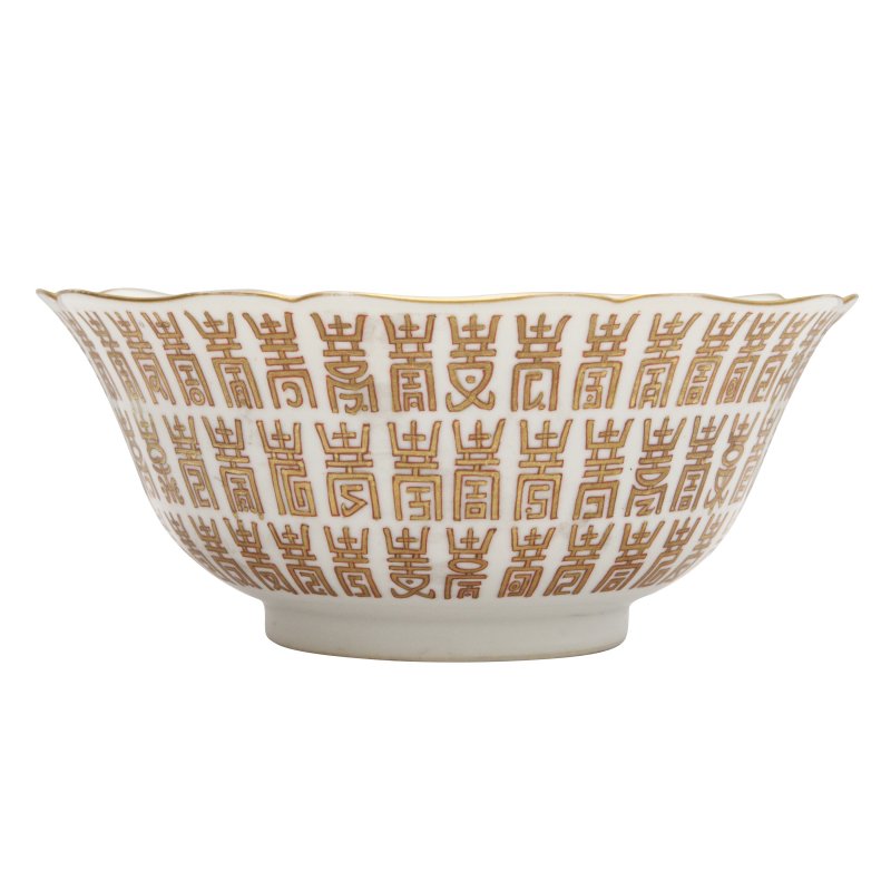 民國 紅彩描金壽字紋盌 | A Chinese gilt-decorated 'shou' bowl, Republic period
