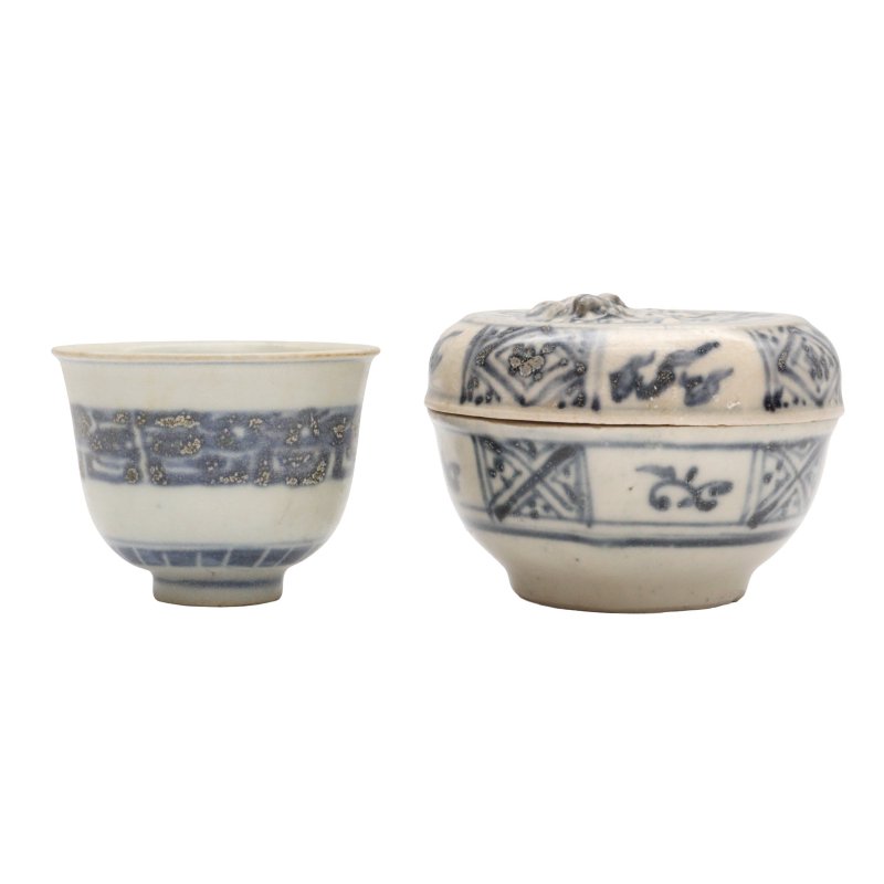 明 各式青花瓷器一組兩件 | Two Chinese blue and white wares, Ming dynasty - 图1