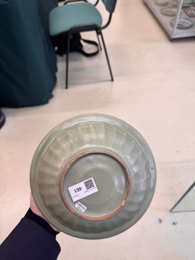 宋 龍泉窰青釉貼雙魚折沿盤 | Santos Collection | A Chinese Longquan celadon 'twin fish' moulded dish, Song dynasty - 图17