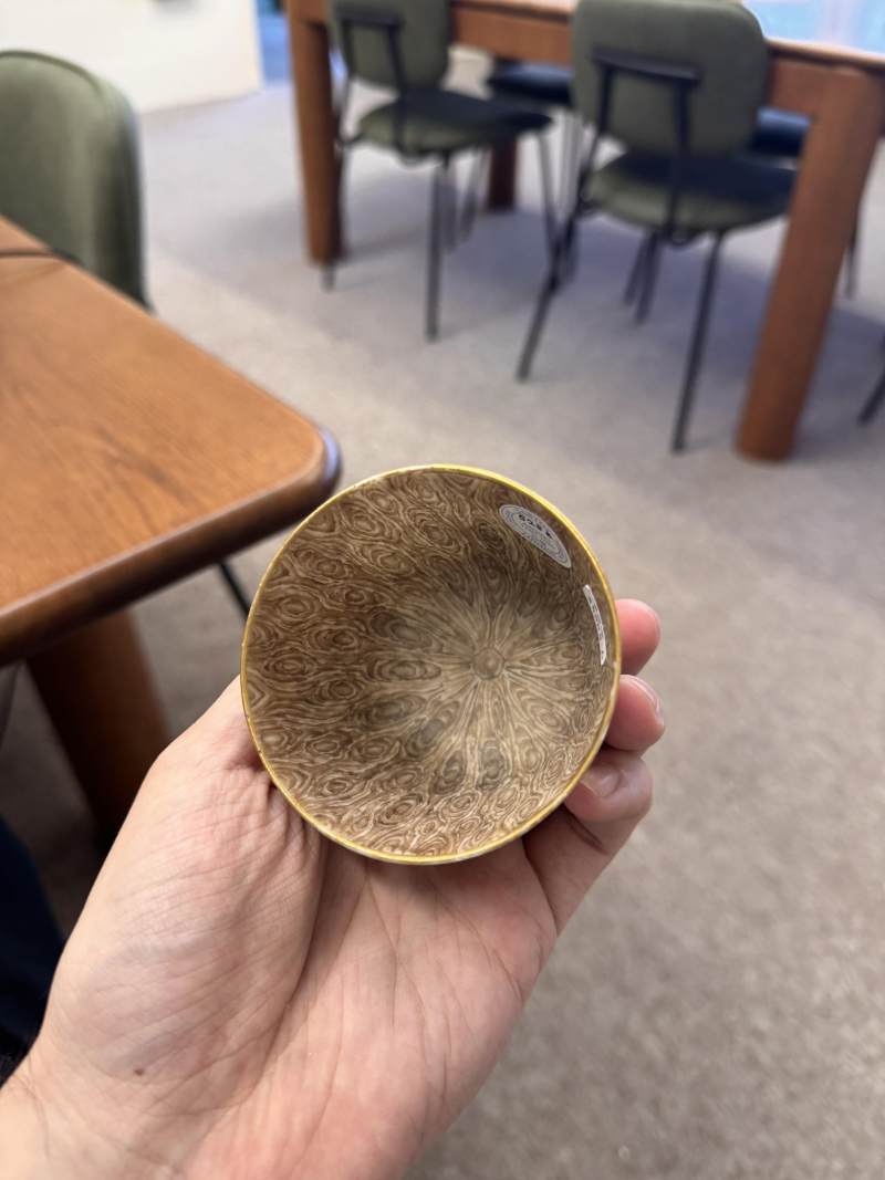 清十八/十九世紀 粉彩仿木紋花卉紋盃 | Santos Collection | A Chinese famile-rose faux-bois 'blossoms' cup, Qing dynasty, 18th-19th century - 图3