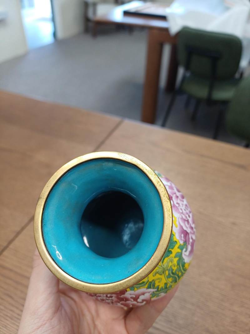 民國 銅胎畫琺瑯牡丹花卉紋瓶 《大清乾隆年製》款 | A Chinese painted enamel 'peonies' vase, Republic period, Qianlong mark - 图6