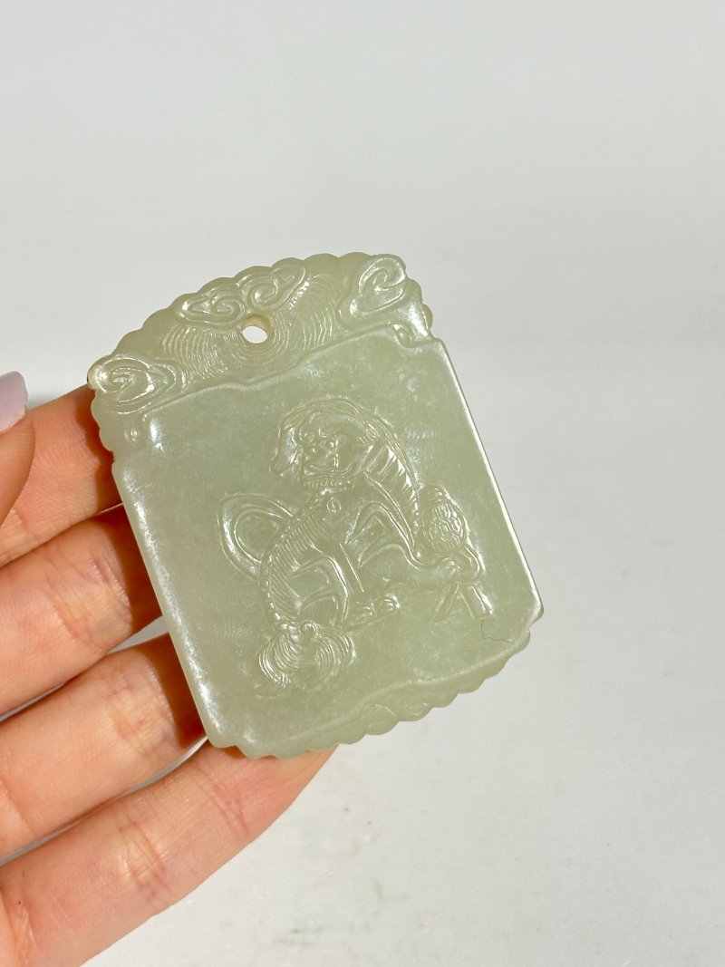 清十九世紀 青白玉⌈玉堂錦綉⌋牌 及座 | A GREENISH WHITE JADE 'BUDDHIST LION' PLAQUE - 图3