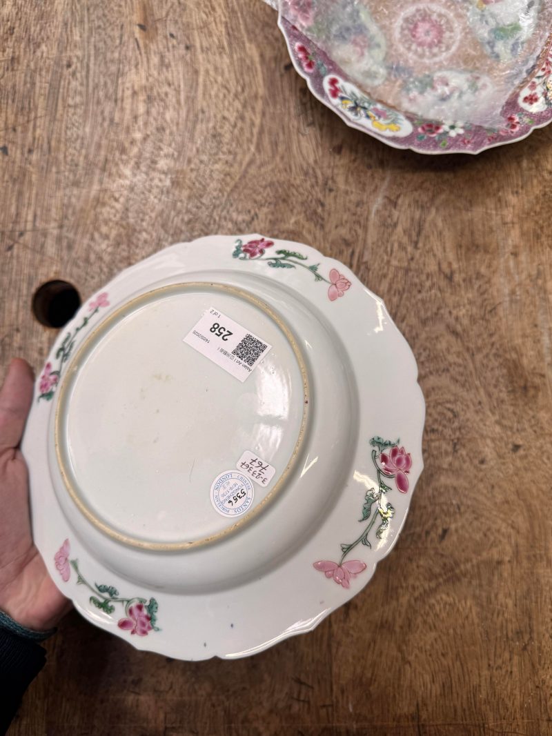 清雍正 約1730年 粉彩開光人物花卉圖花式盤一對 | Santos Collection | A pair of fine Chinese export foliate dishes, Qing dynasty, Yongzheng period, circa 1730 - 图30