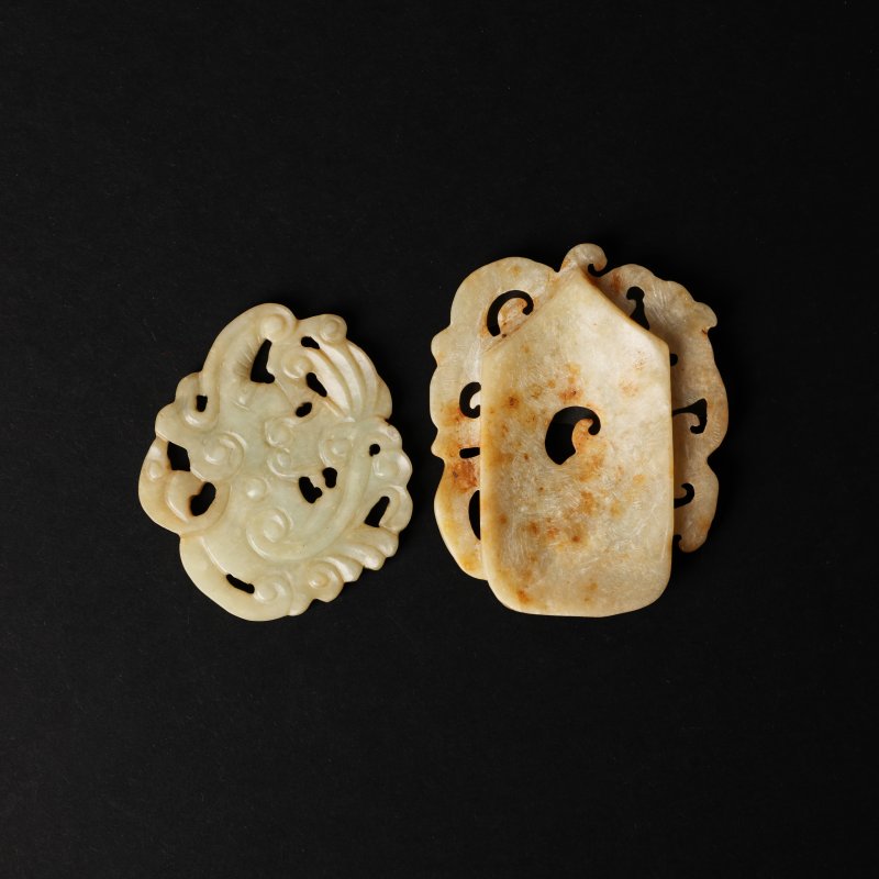 十九/二十世紀 仿古玉雕瑞獸紋珮一對 | Two Chinese archaistic carved jade 'mythical creature' plaques, 19th/20th century - 图2