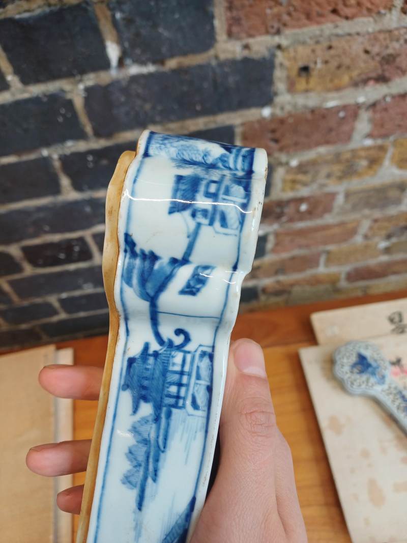 清十八至十九世紀 青花如意形蓋爐 《大清乾隆年製》款 | A Chinese blue and white sceptre-shaped censer and cover, Qing dynasty, 18th-19th century - 图24