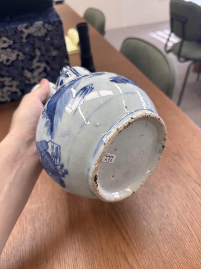 明崇禎/過渡期 青花人物故事圖軍持 | Santos Collection | A Chinese blue and white 'figural' kendi, Transitional period, Chongzhen period - 图10