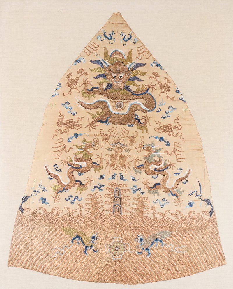 十九/二十世紀 刺繡五龍戲珠圖掛屏 | A large Chinese embroidered silk 'dragon' panel, 19th/20th century