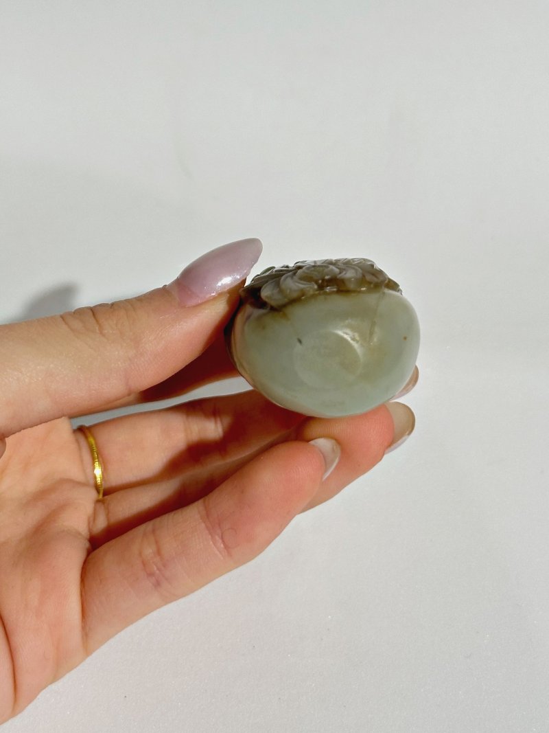 晚清 青玉帶皮「封侯納福」鼻煙壺、珊瑚蓋 | A GREENISH WHITE JADE 'MONKEY AND BAT' SNUFF BOTTLE - 图2
