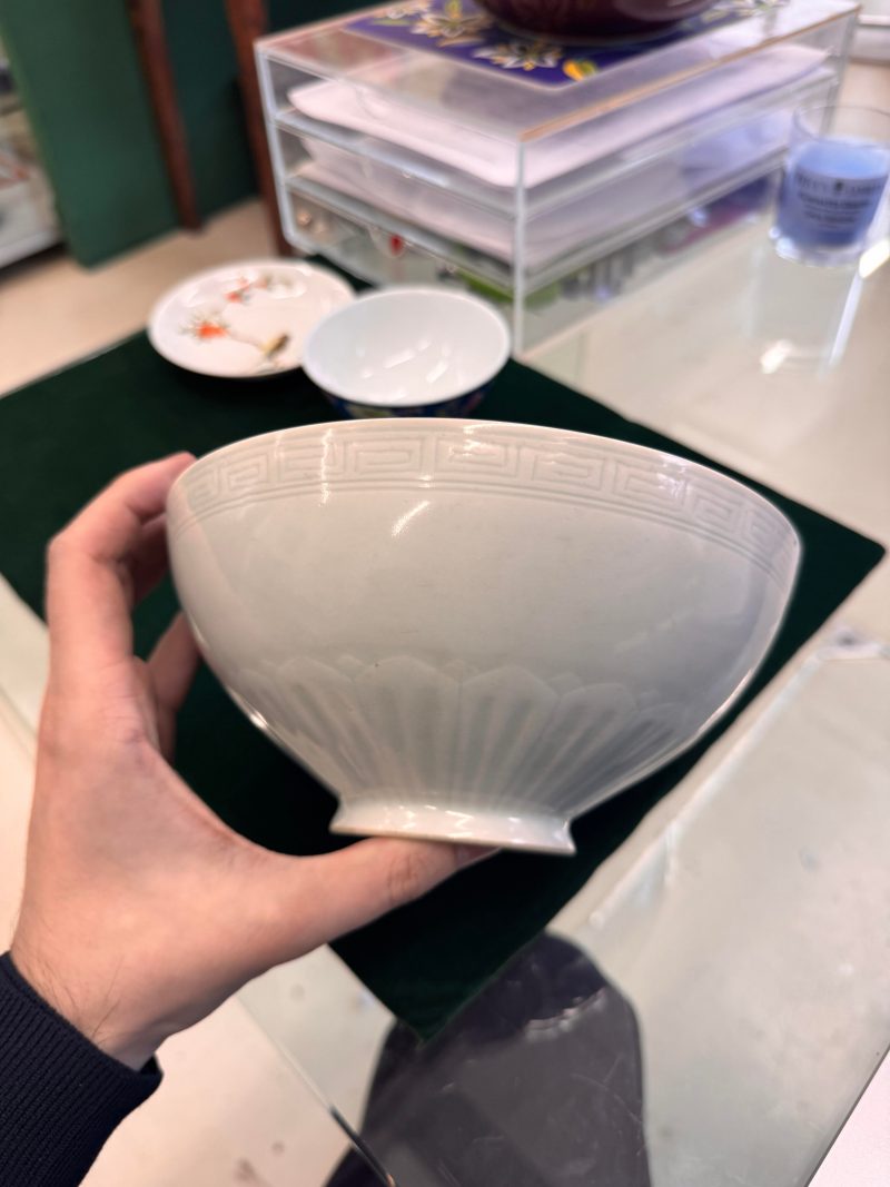 十九/二十世紀 青釉蓮瓣盌 《大清乾隆年製》款 | A Chinese celadon glazed 'lotus' bowl, 19th/20th century - 图5