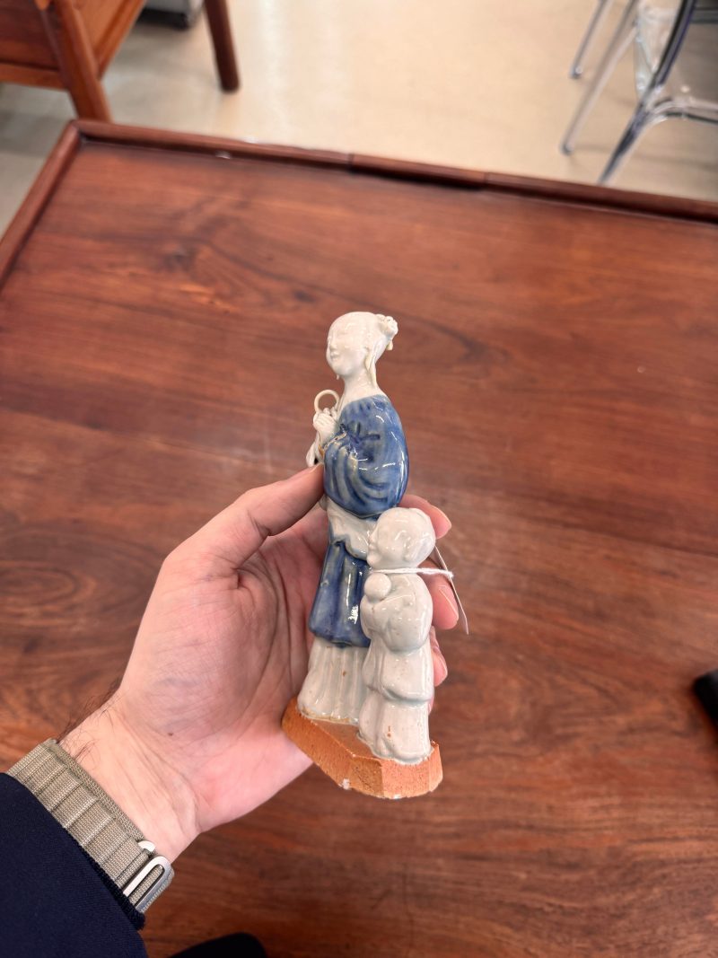 清乾隆 藍釉仙人與童子像 | Santos Collection | A group of Chinese glazed-biscuit figures, Qing dynasty, Qianlong period - 图6