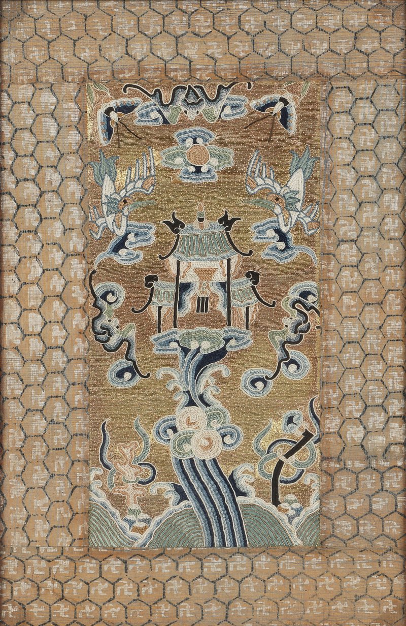 十九/二十世紀 刺繡仙山樓閣圖掛屏 | A Chinese embroidered silk 'celestial landscape' panel, 19th/20th century