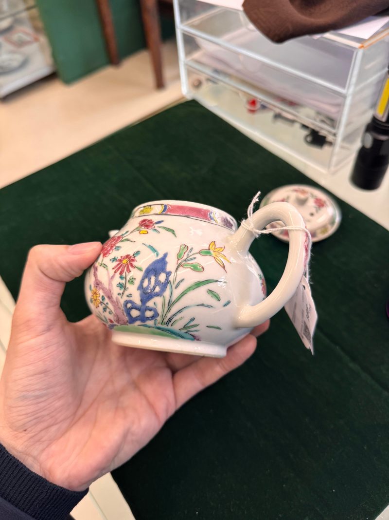清乾隆 粉彩花卉紋蓋壼 | Santos Collection | A Chinese famille-rose 'floral' teapot, Qing dynasty, Qianlong period - 图17