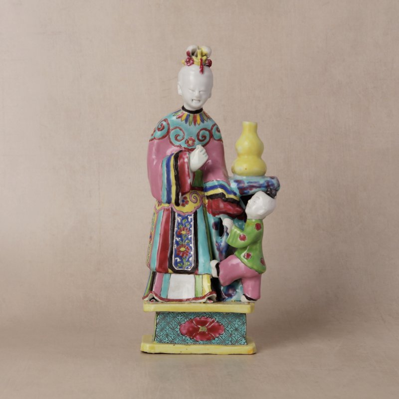 清乾隆 粉彩仕女與童子像 | Santos Collection | A Chinese export famille-rose figure of a lady and boy, Qing dynasty, Qianlong period
