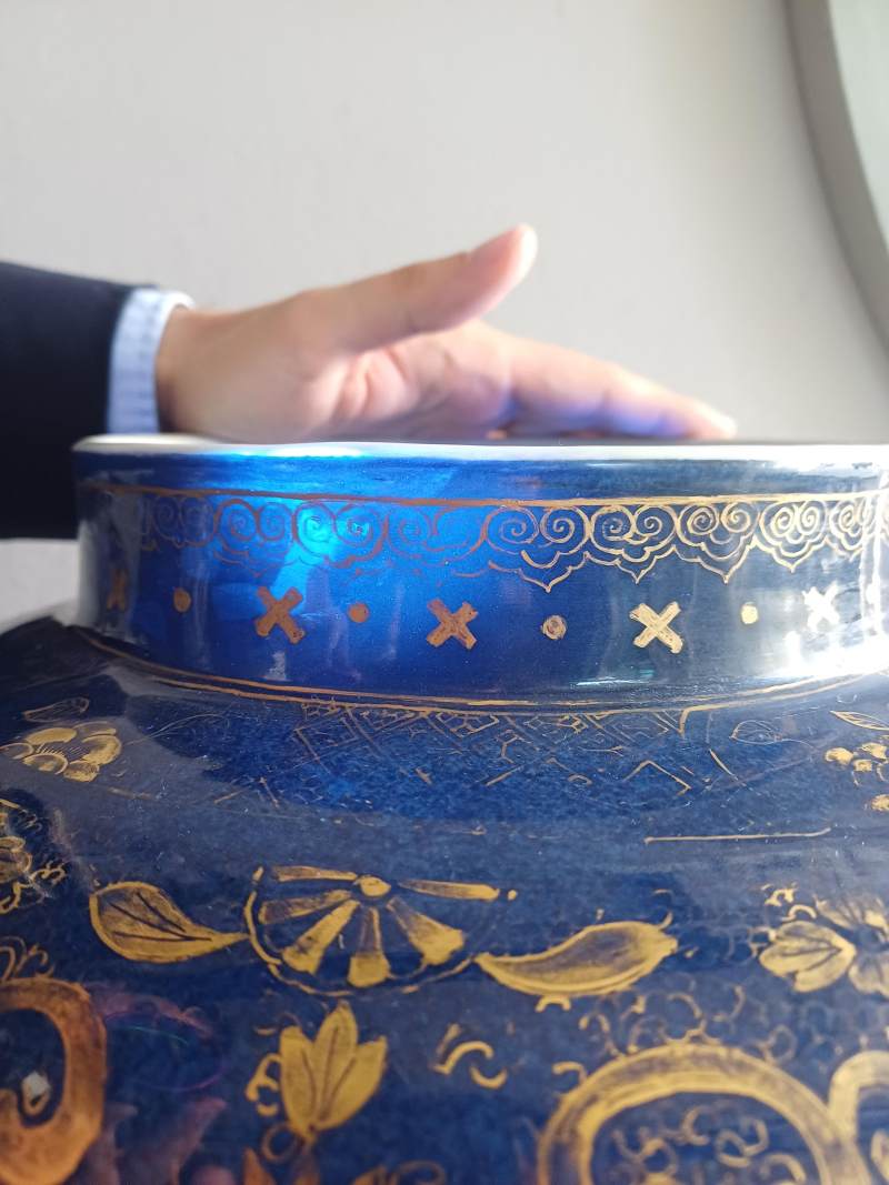 清康熙 灑藍釉描金狩獵圖蓋罐 | Santos Collection | A very large Chinese powder-blue gilt-decorated jar and cover, Qing dynasty, Kangxi period - 图16