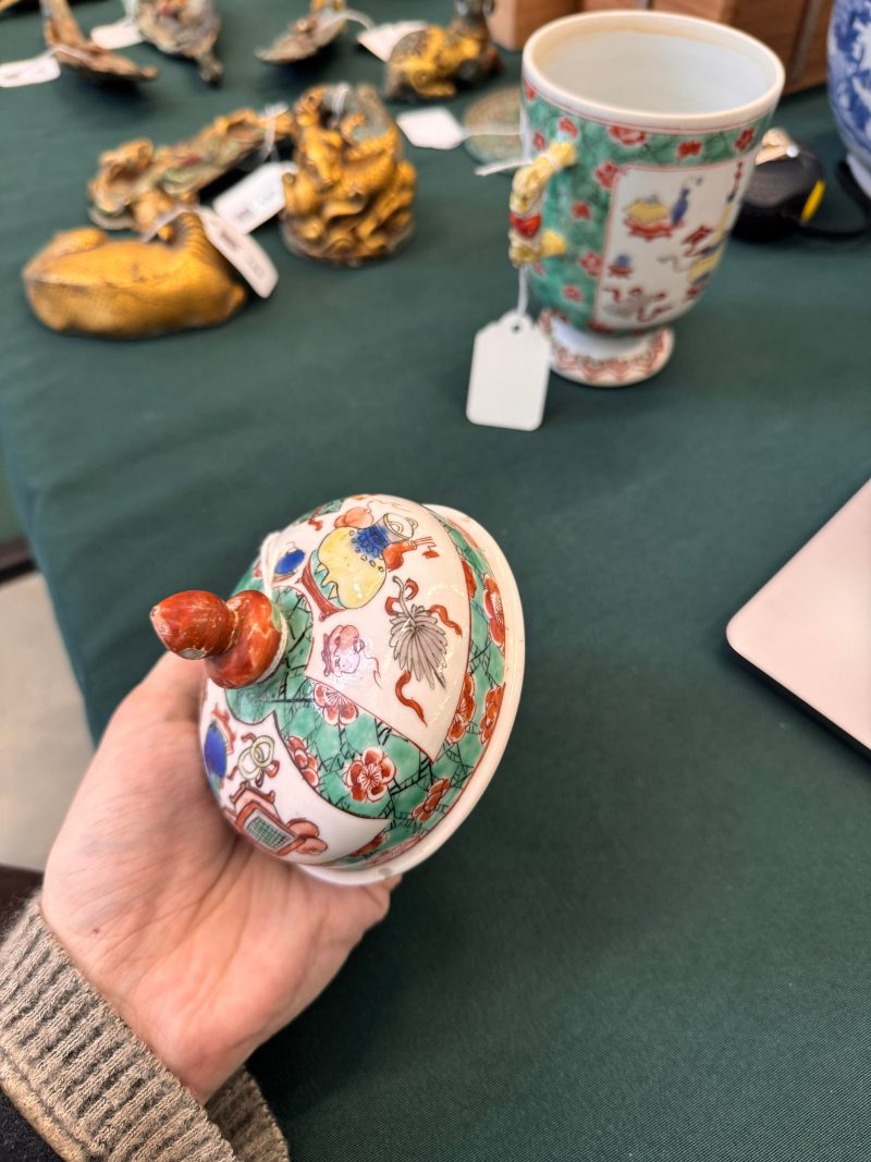 清康熙 五彩博古圖蓋罐 | A Chinese famille-verte twin-handled 'hundred antiques' pot and cover, Qing Dynasty, Kangxi period - 图29
