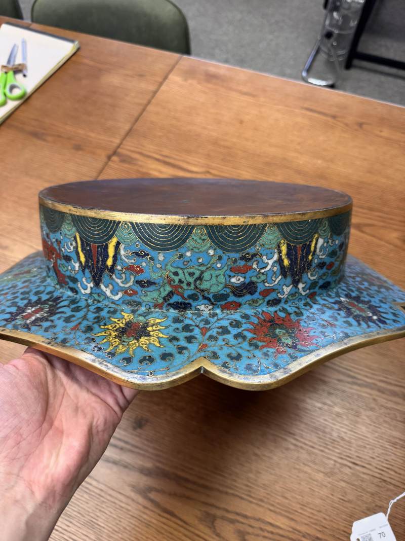 清十七/十八世紀 掐絲琺瑯銅胎鎏金亭台樓閣圖折沿葵口盆 | A fine Chinese cloisonné enamel and gilt-bronze 'pavilion' basin, Qing dynasty, 17th/18th century - 图12