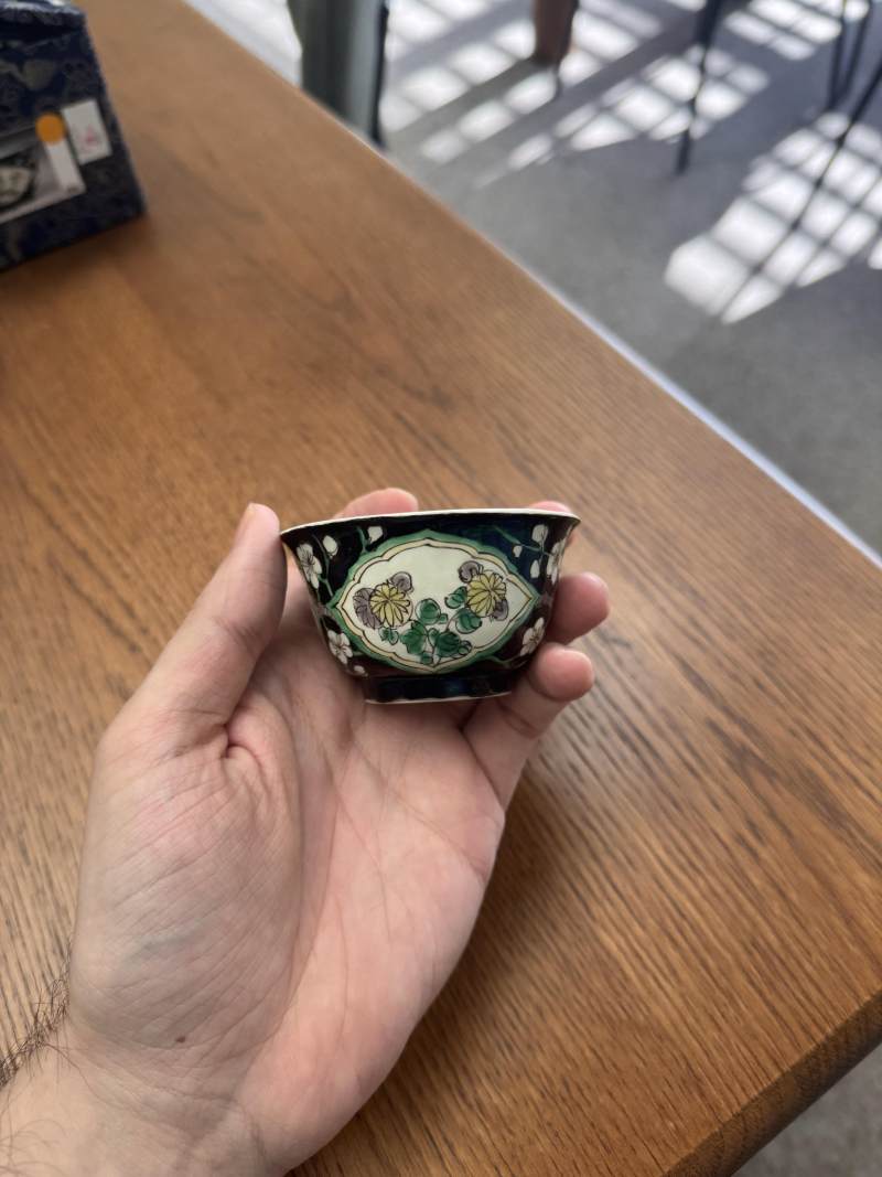 清康熙 墨地五彩花卉紋盃 | Santos Collection | A Chinese famille-noire 'blossoms' cup, Qing dynasty, Kangxi period - 图5