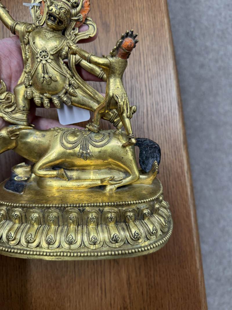 清十八世紀 漢藏銅鍍金閻摩法王立像 | A fine Sino-Tibetan gilt-bronze figure of Yama Dharmaraja and Yami, Qing dynasty, 18th century - 图9