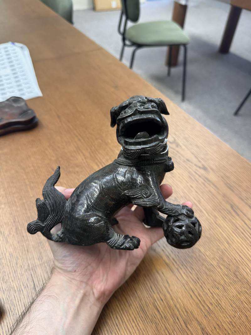 明 銅佛獅坐像 | A Chinese bronze figure of a lion dog, Ming dynasty - 图4