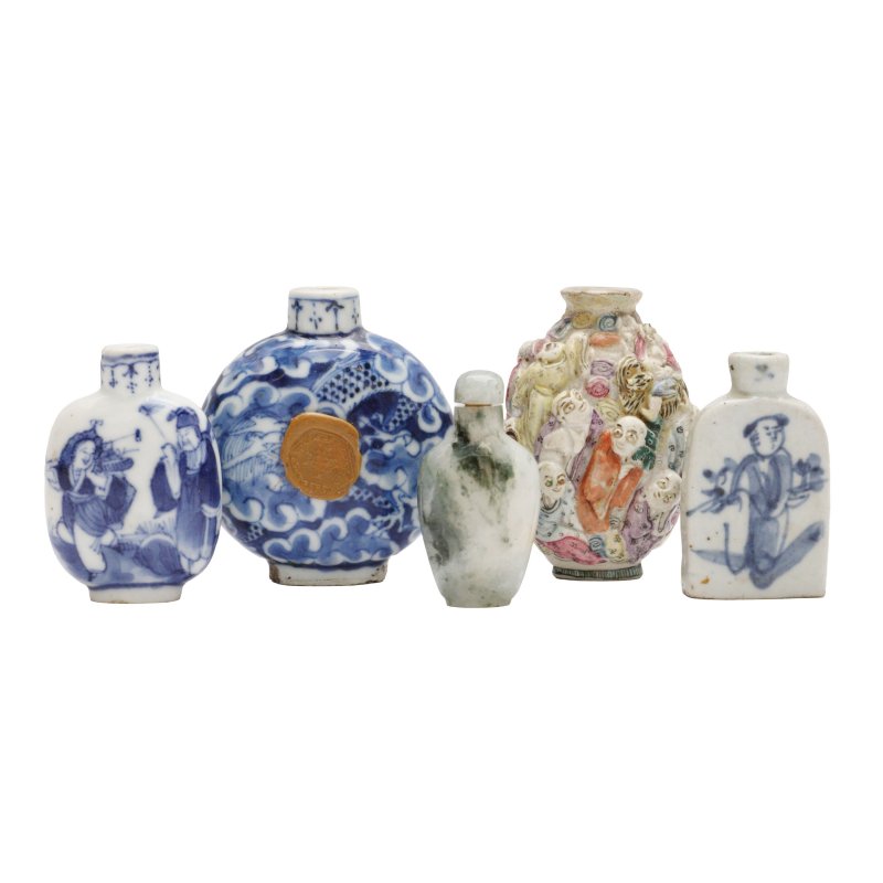 清 各式鼻煙壺一組五件 | Five Chinese snuff bottles, Qing dynasty