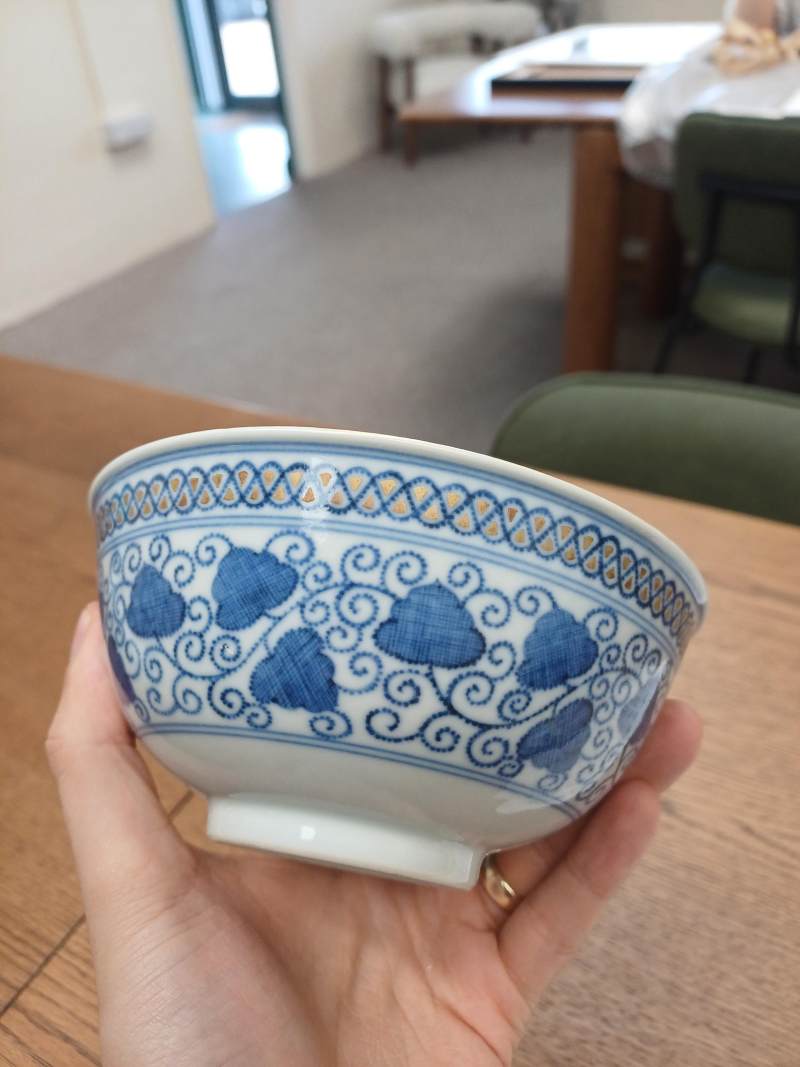 二十世紀 青花描金纏枝花卉紋盌 《彩秀堂製》款 | A Chinese blue and white gilt-decorated bowl, 20th century, Caixiutang mark - 图12