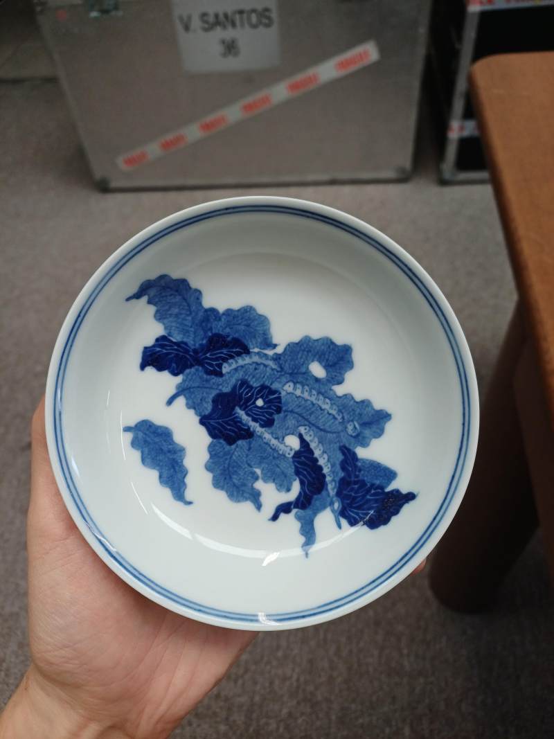 民國 青花蠶桑圖盤一對《江西瓷業公司》款 | A pair of Chinese blue and white ‘silkworm’ dishes, Republic period, Jiangxi Porcelain Company - 图3