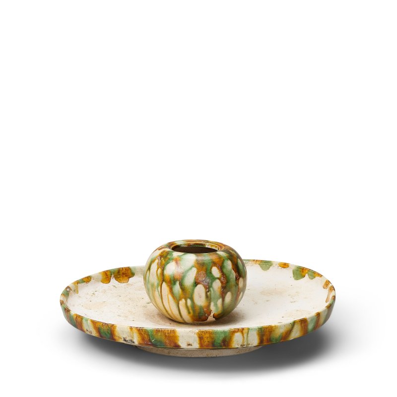 唐 三彩七星盤及酒杯 | A SET OF SEVEN SANCAI-GLAZED CUPS, A WATERPOT AND TRAY - 图2