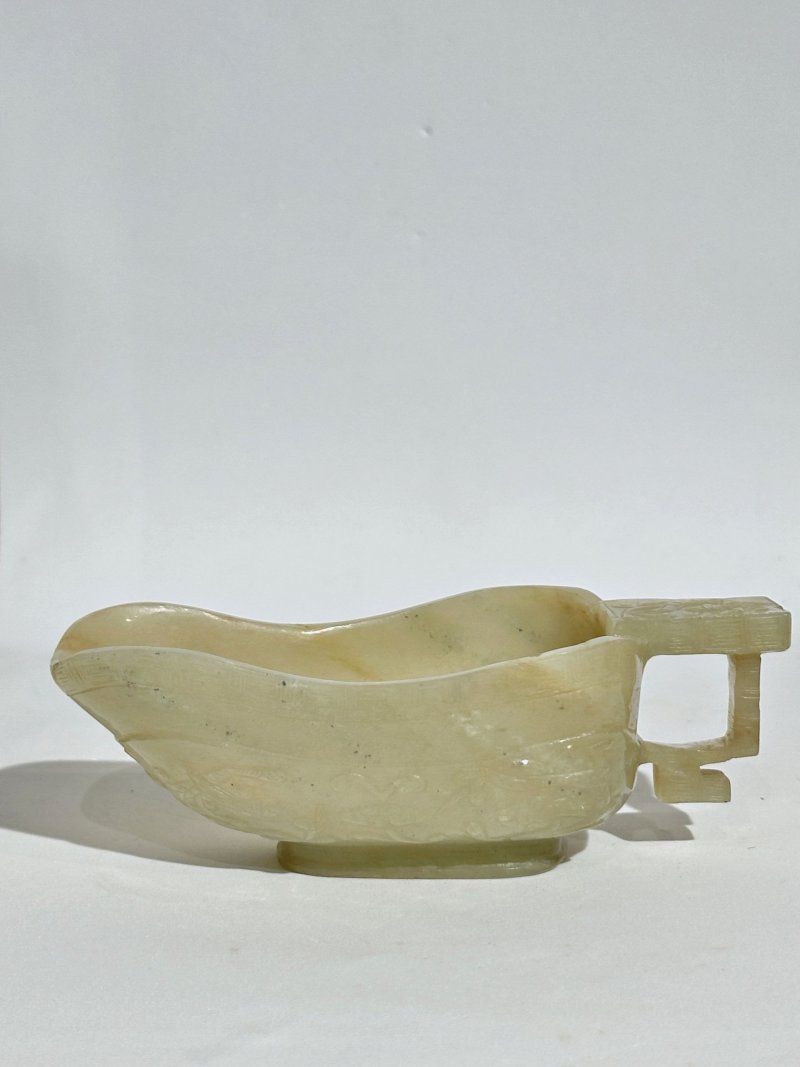 （或）十七/十八世紀 青白玉螭龍紋圈足匜 及座 | A PALE GREEN JADE 'CHI-DRAGON' POURING VESSEL, YI - 图8