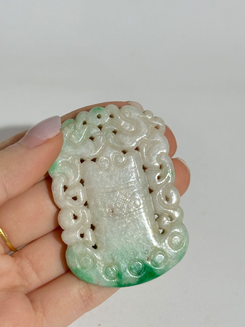 十九/二十世紀 翡翠⌈和合二仙⌋及⌈府上有龍⌋佩二枚 及座 | A JADEITE 'HEHE ERXIAN' AND A 'DRAGON' PENDANT - 图5
