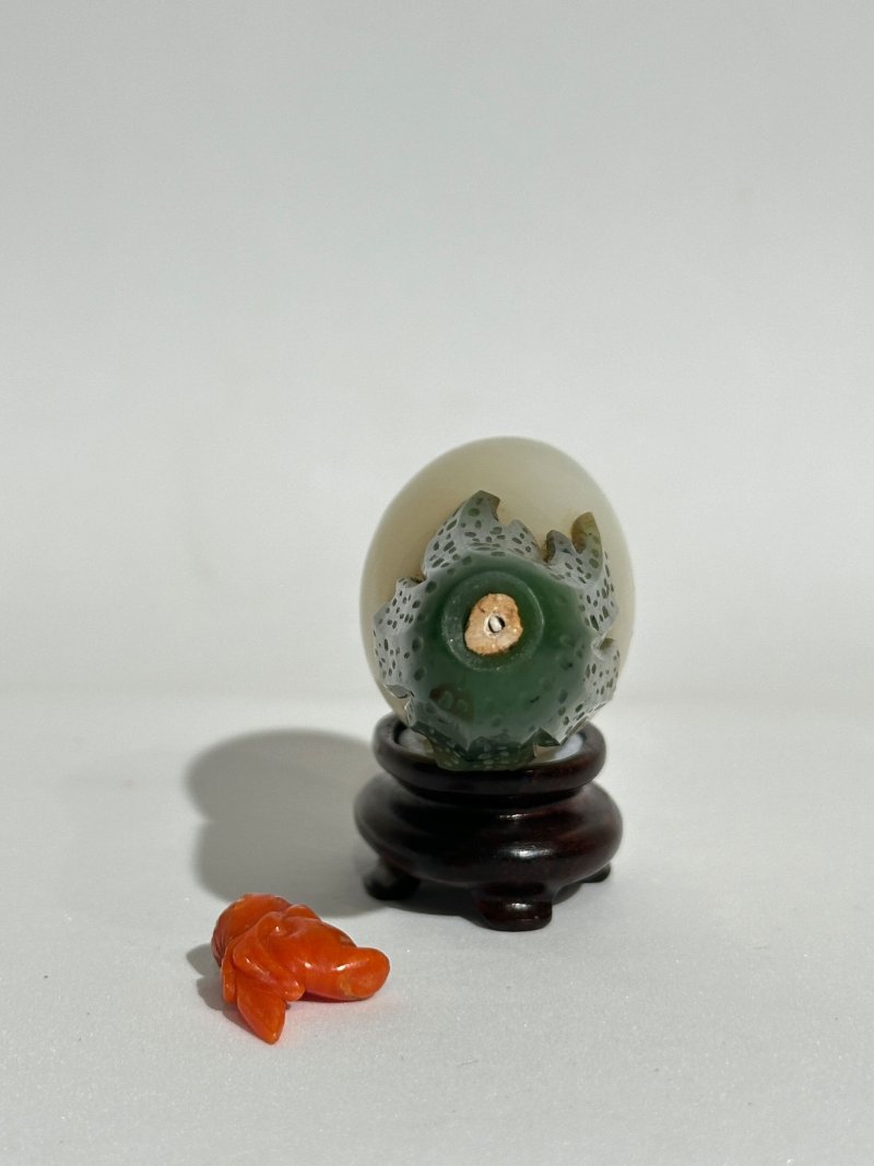 十八/十九世紀 白玉套碧玉茄子形鼻煙壺、珊瑚蓋 | A WHITE AND SPINACH-GREEN JADE AUBERGINE-SHAPED SNUFF BOTTLE - 图4