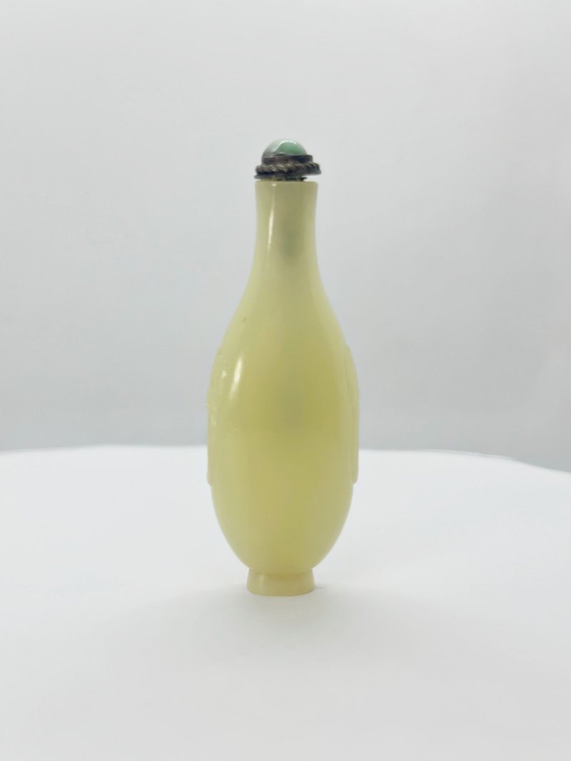 晚清 白玉匏形、黃玉鋪首銜環鼻煙壺二件 | A WHITE JADE 'DOUBLE GOURD' AND A YELLOW JADE SNUFF BOTTLE - 图9