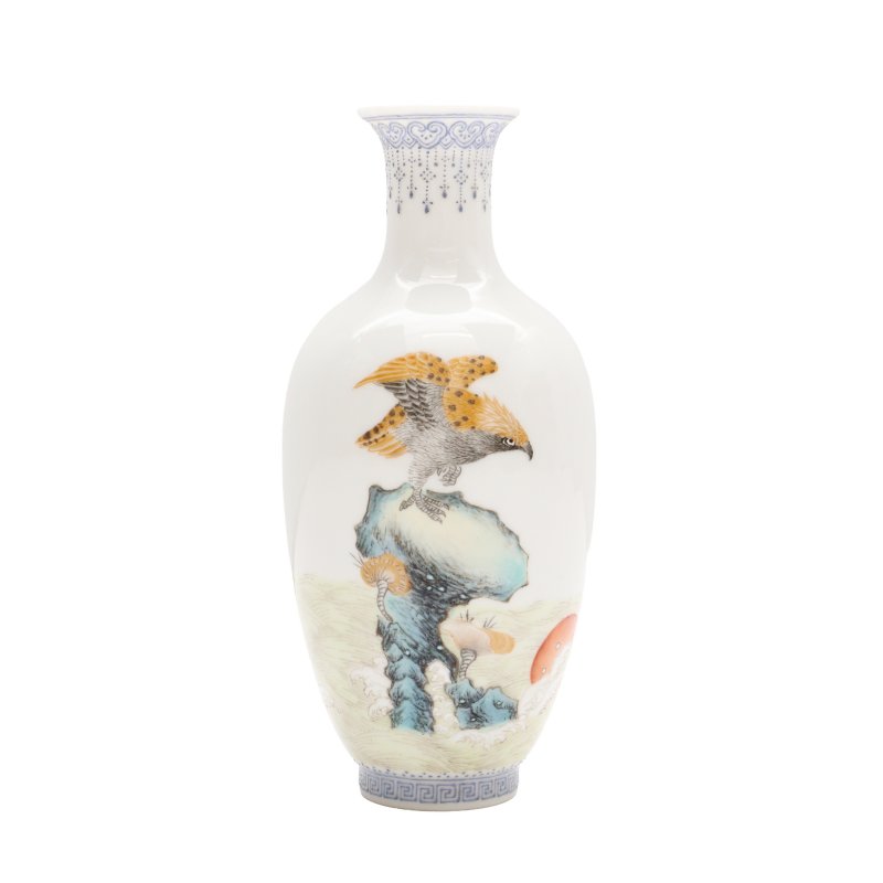 民國 粉彩蒼鷹棲樹圖瓶 《乾隆年製》款 | A Chinese famille-rose 'hawk' vase, Republic period