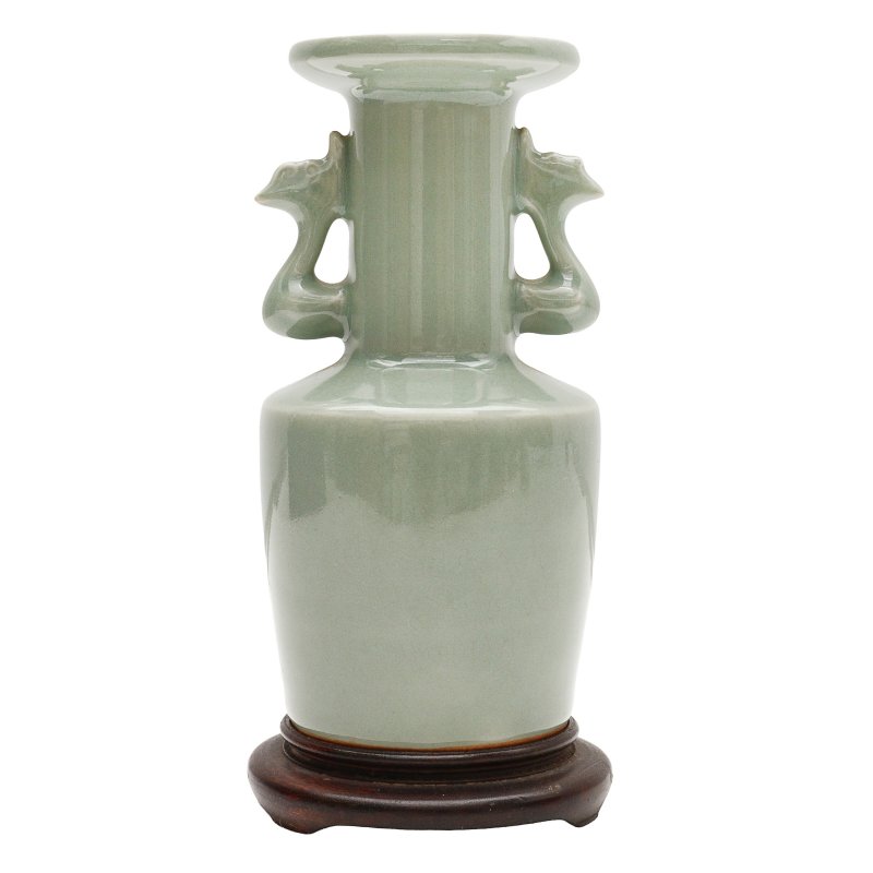 宋/明 龍泉窰青釉魚龍耳盤口瓶 | A Chinese Longquan celadon-glazed twin-handled vase, Song - Ming dynasty